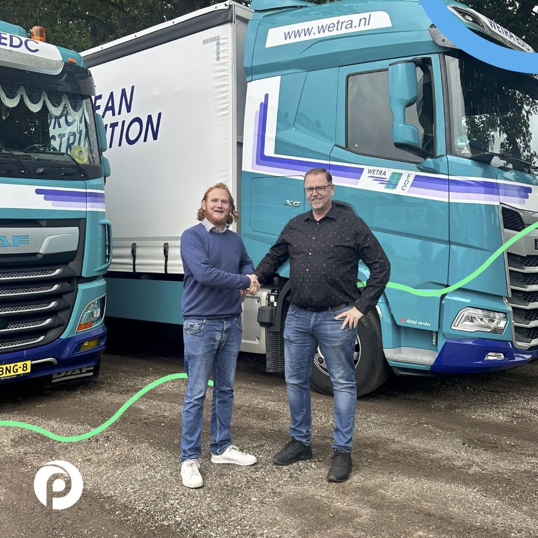 Planner van Wetra EDC met een chauffeur bij hun vrachtwagens