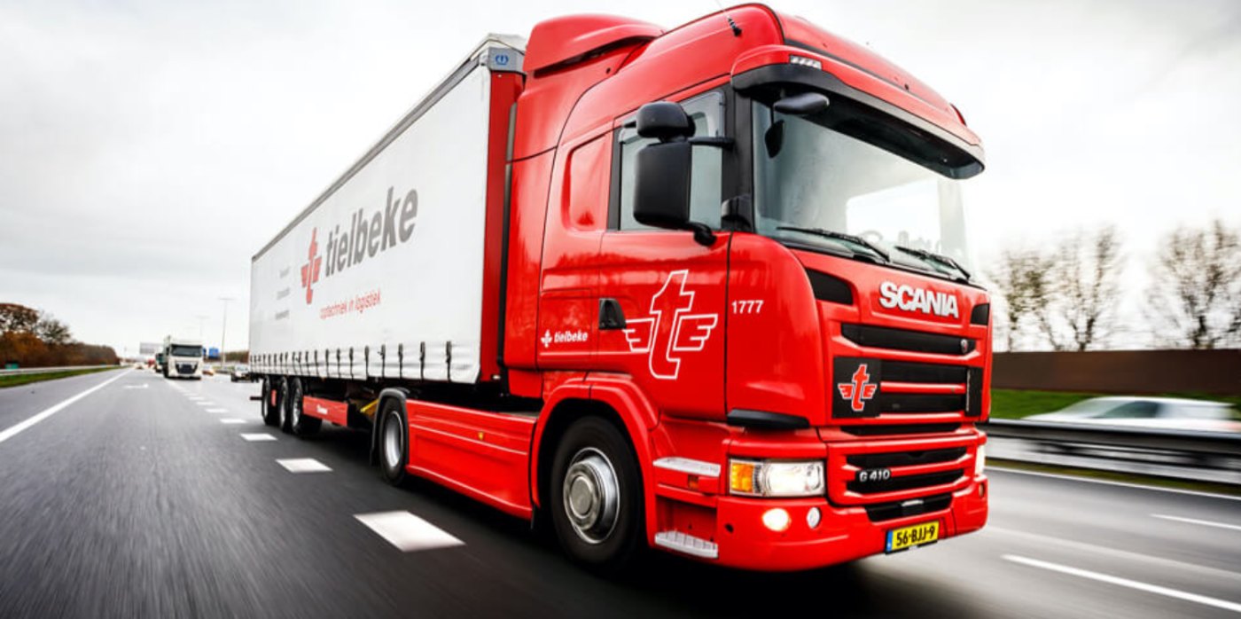 Tielbeke-vrachtwagen op de snelweg